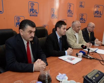 Deşi pe hârtie e încă membru PNL, Radu Ţîrle se afişează la sediul PDL Bihor, în numele "libertăţii" şi "respectului faţă de instituţii"